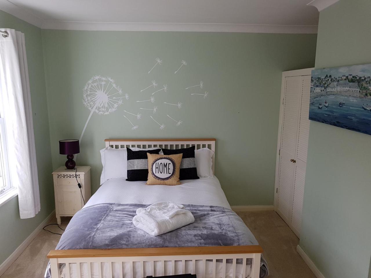 Slough Centre Townhouse With Driveway Parking For Up To Two Cars Leilighet Eksteriør bilde
