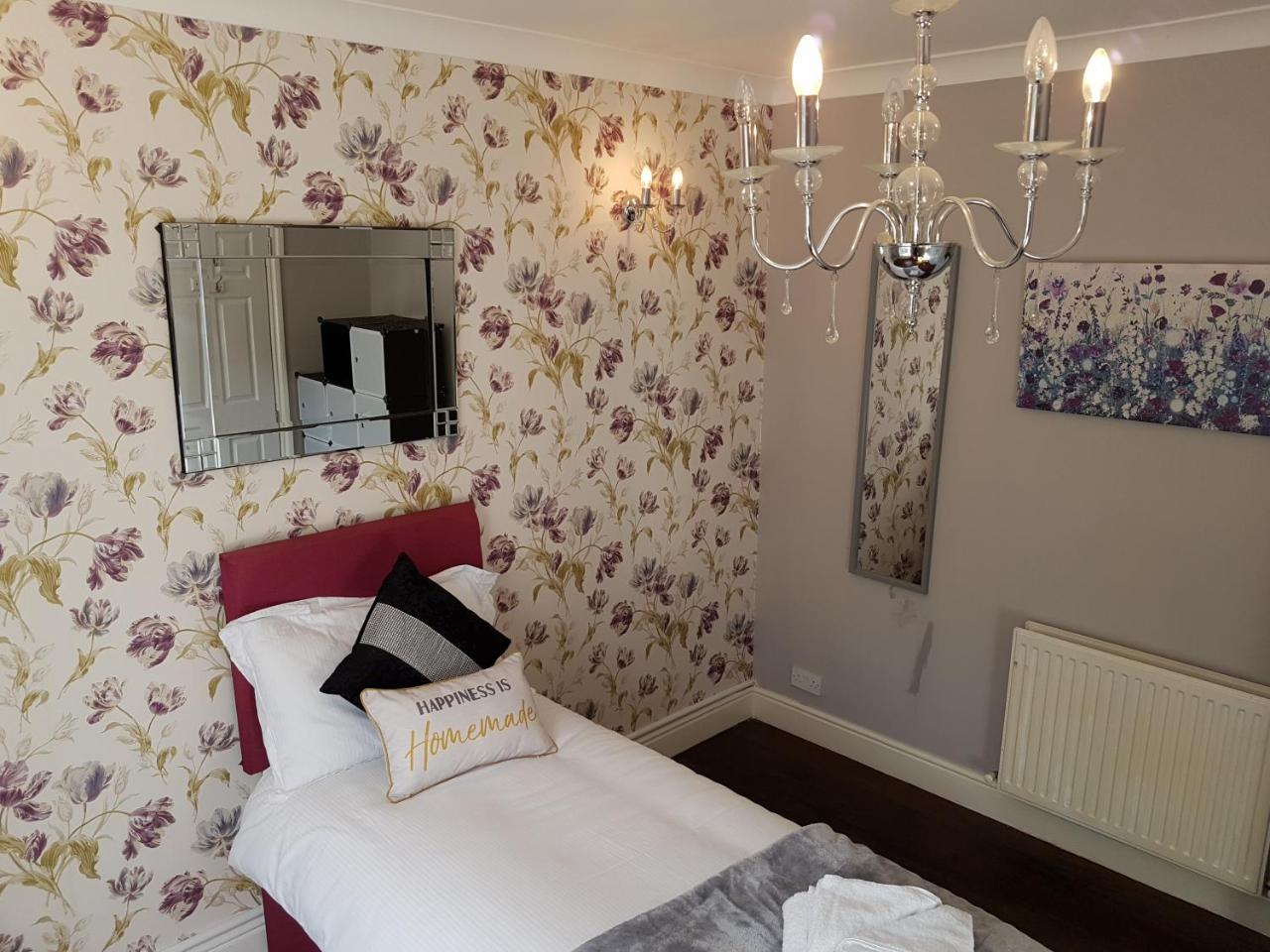 Slough Centre Townhouse With Driveway Parking For Up To Two Cars Leilighet Eksteriør bilde