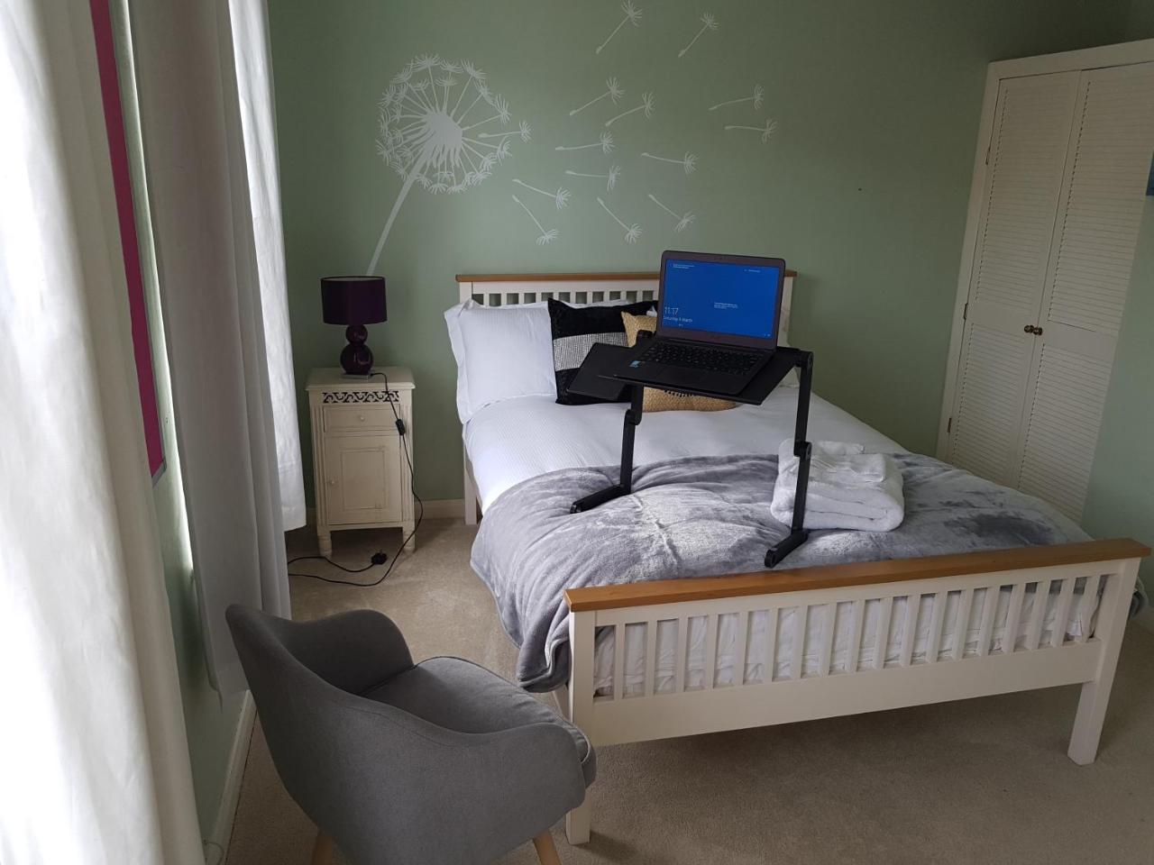 Slough Centre Townhouse With Driveway Parking For Up To Two Cars Leilighet Eksteriør bilde