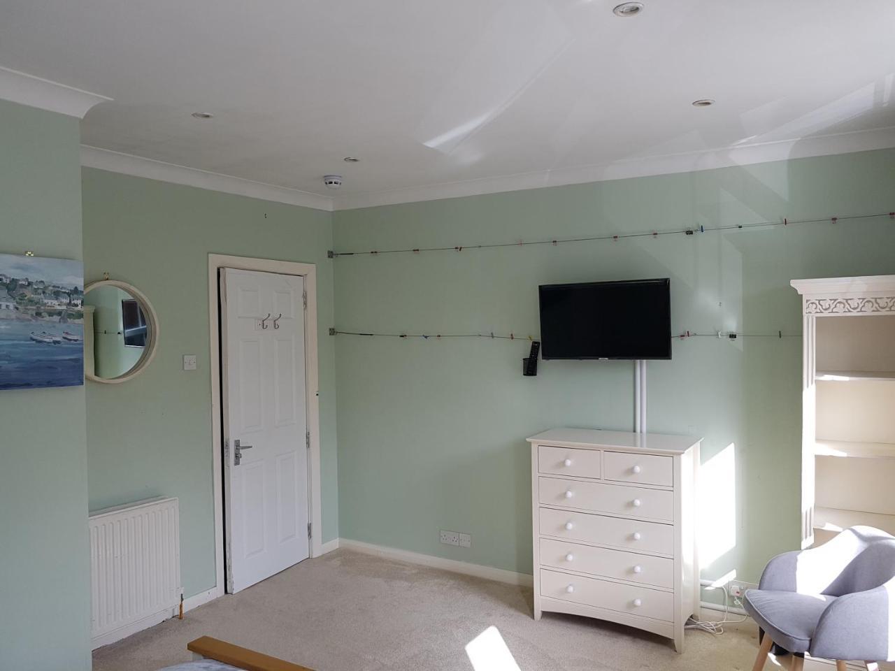 Slough Centre Townhouse With Driveway Parking For Up To Two Cars Leilighet Eksteriør bilde