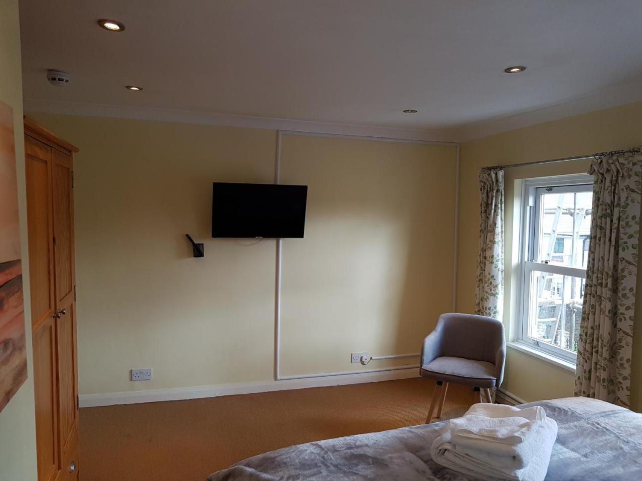 Slough Centre Townhouse With Driveway Parking For Up To Two Cars Leilighet Eksteriør bilde