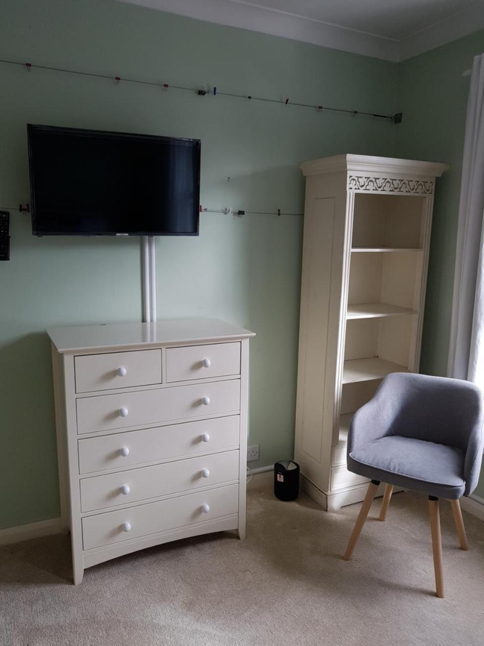 Slough Centre Townhouse With Driveway Parking For Up To Two Cars Leilighet Eksteriør bilde