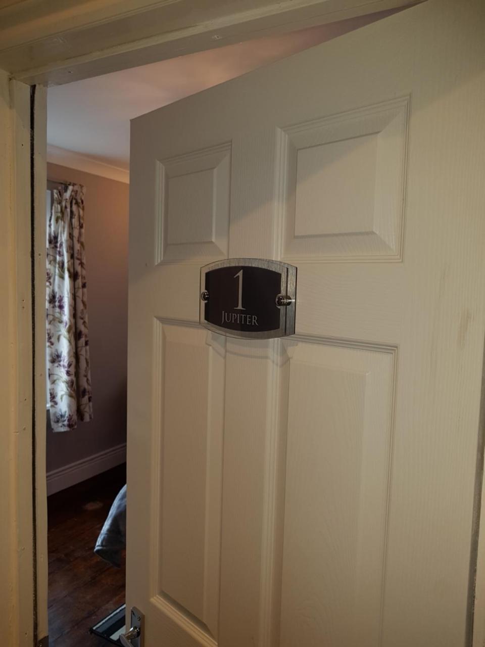 Slough Centre Townhouse With Driveway Parking For Up To Two Cars Leilighet Eksteriør bilde