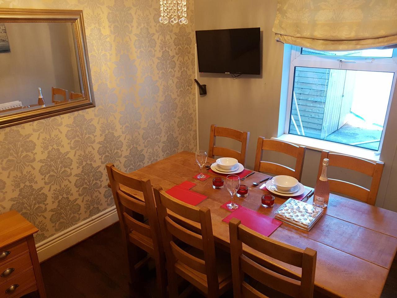 Slough Centre Townhouse With Driveway Parking For Up To Two Cars Leilighet Eksteriør bilde